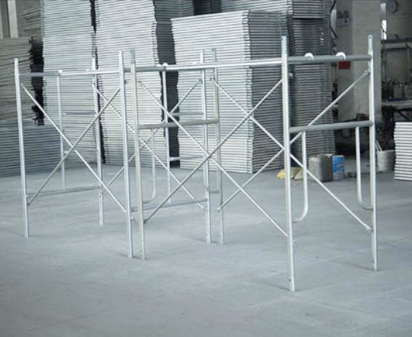 Gi berjalan melalui bingkai perancah