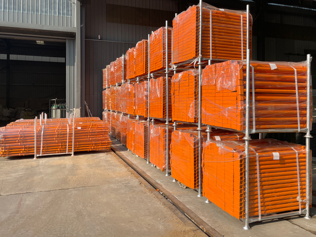 Transom perancah cuplock dicat