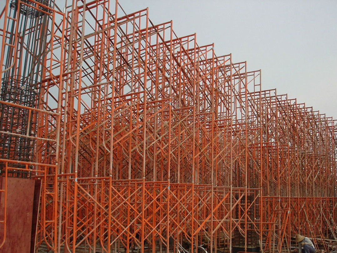 Aplikasi walk through scaffolding frame