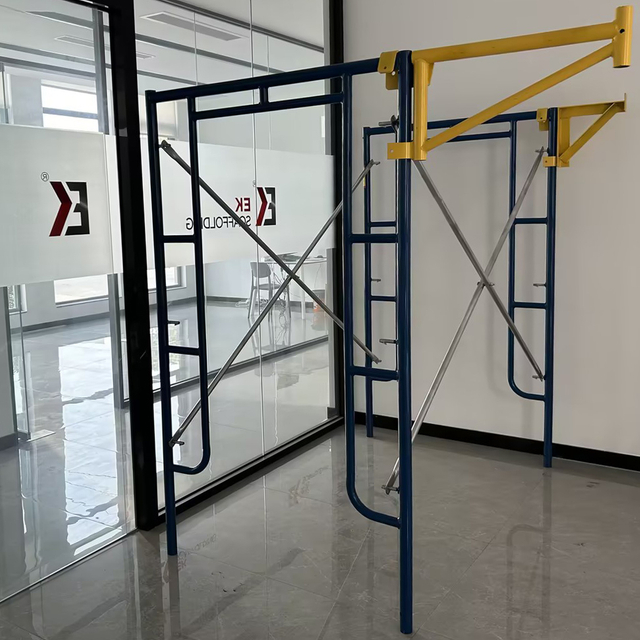 Berjalan Melalui Perancah