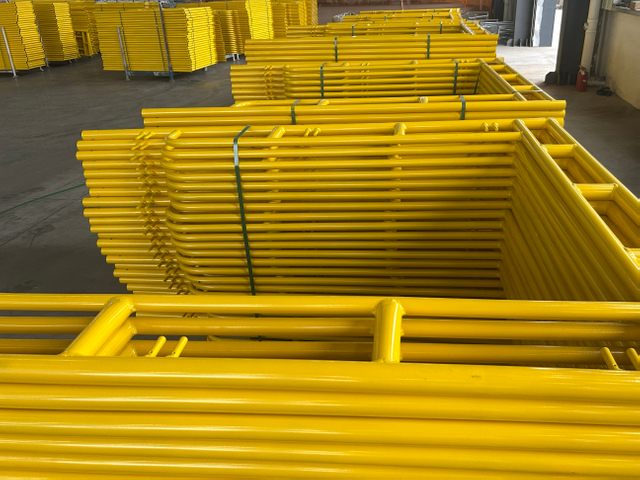 Kuning berjalan melalui bingkai