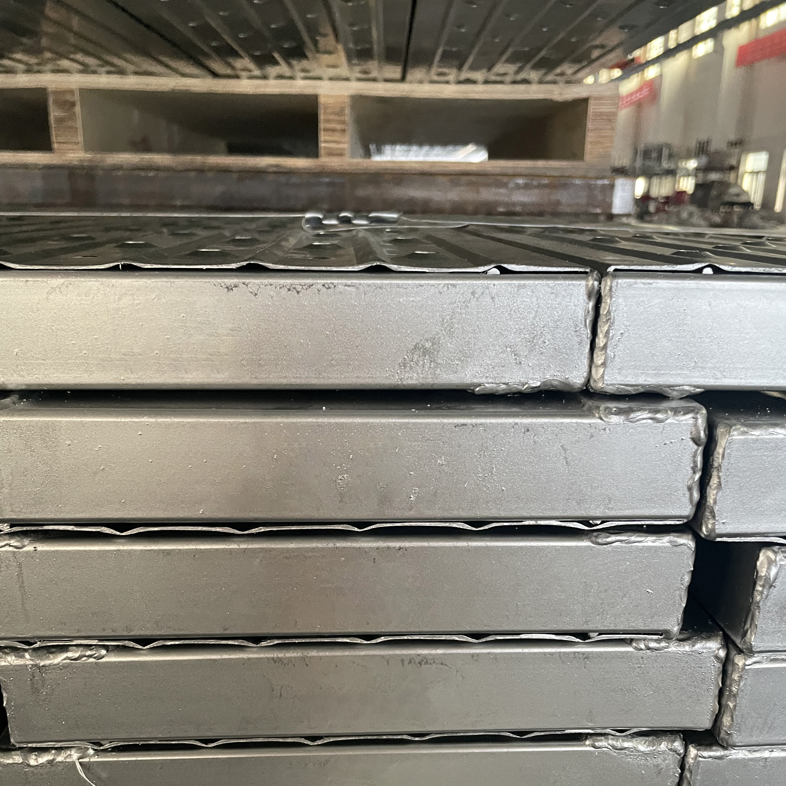 papan baja tertutup papan 