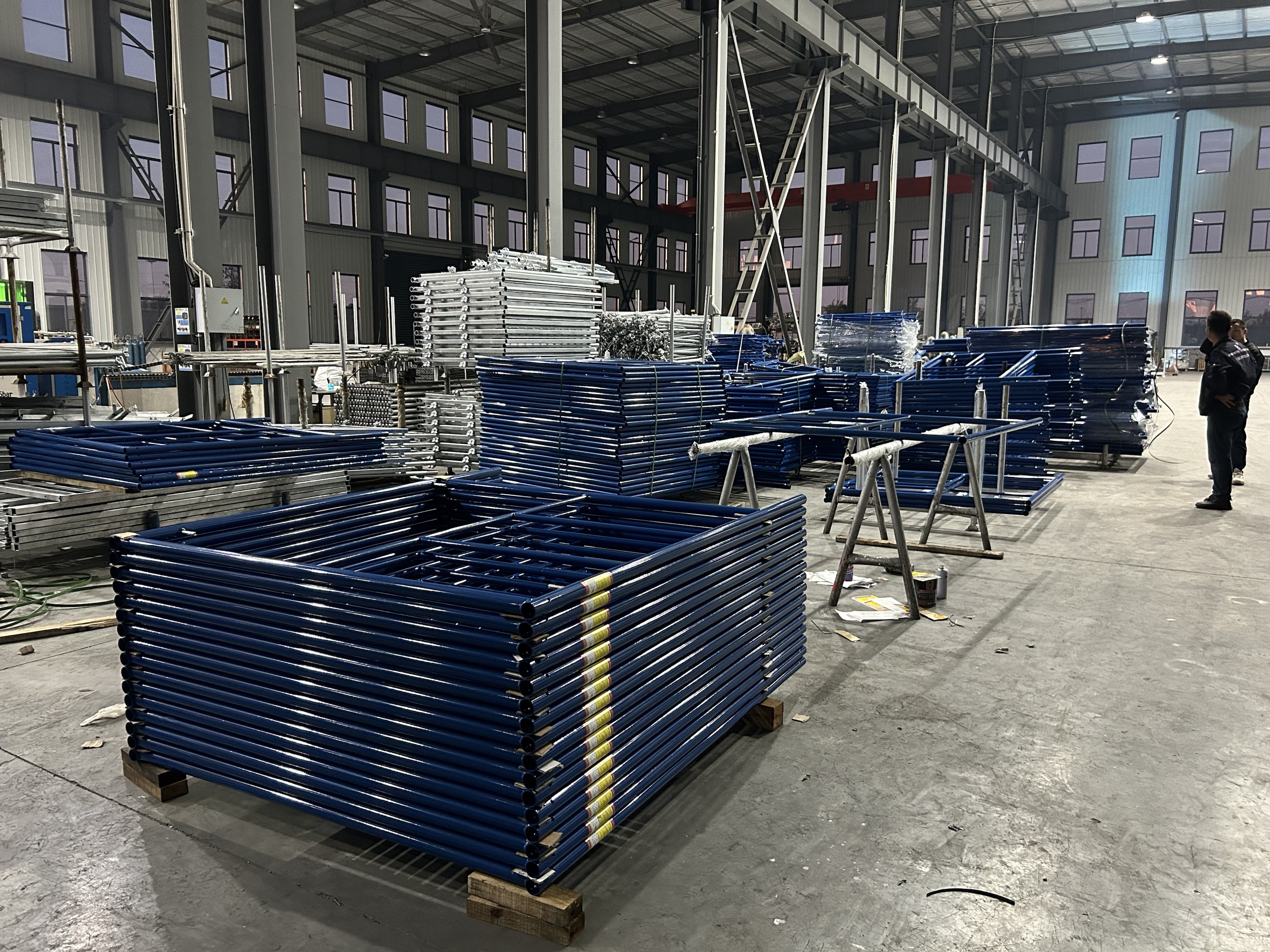 Bingkai berjalan berlapis bubuk melalui bingkai