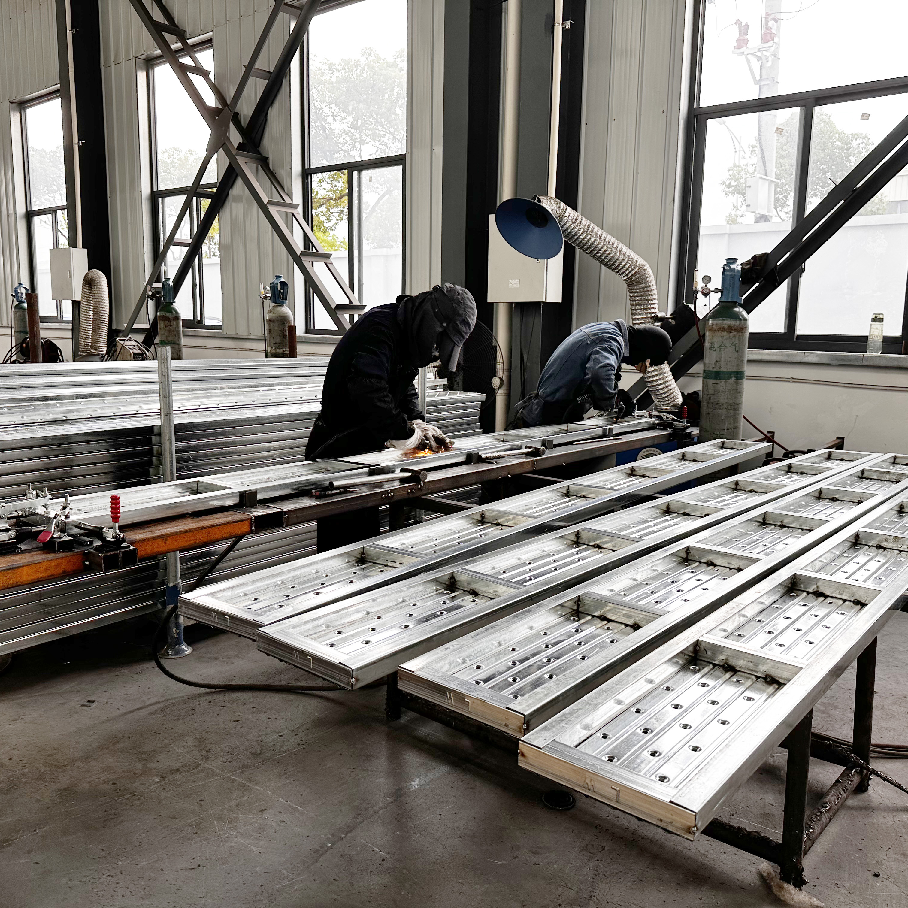 baja tertutup papan baja 