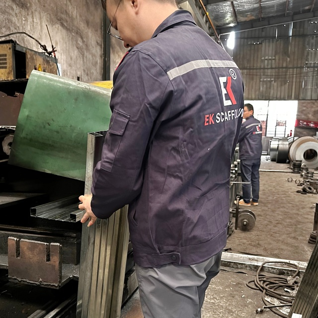Papan baja tertutup