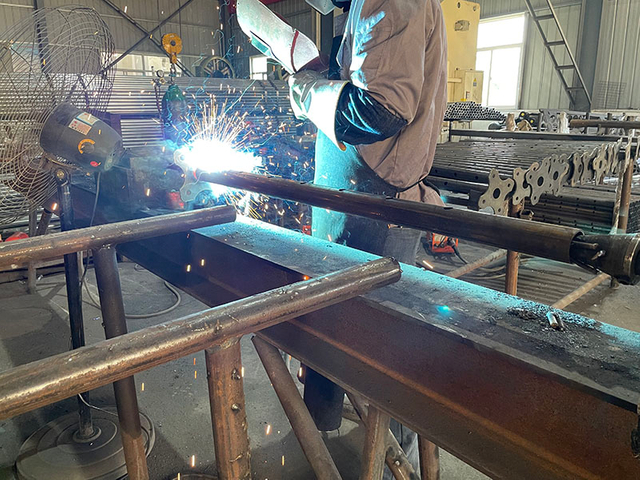 pengelasan tiang penopang yang dapat disesuaikan