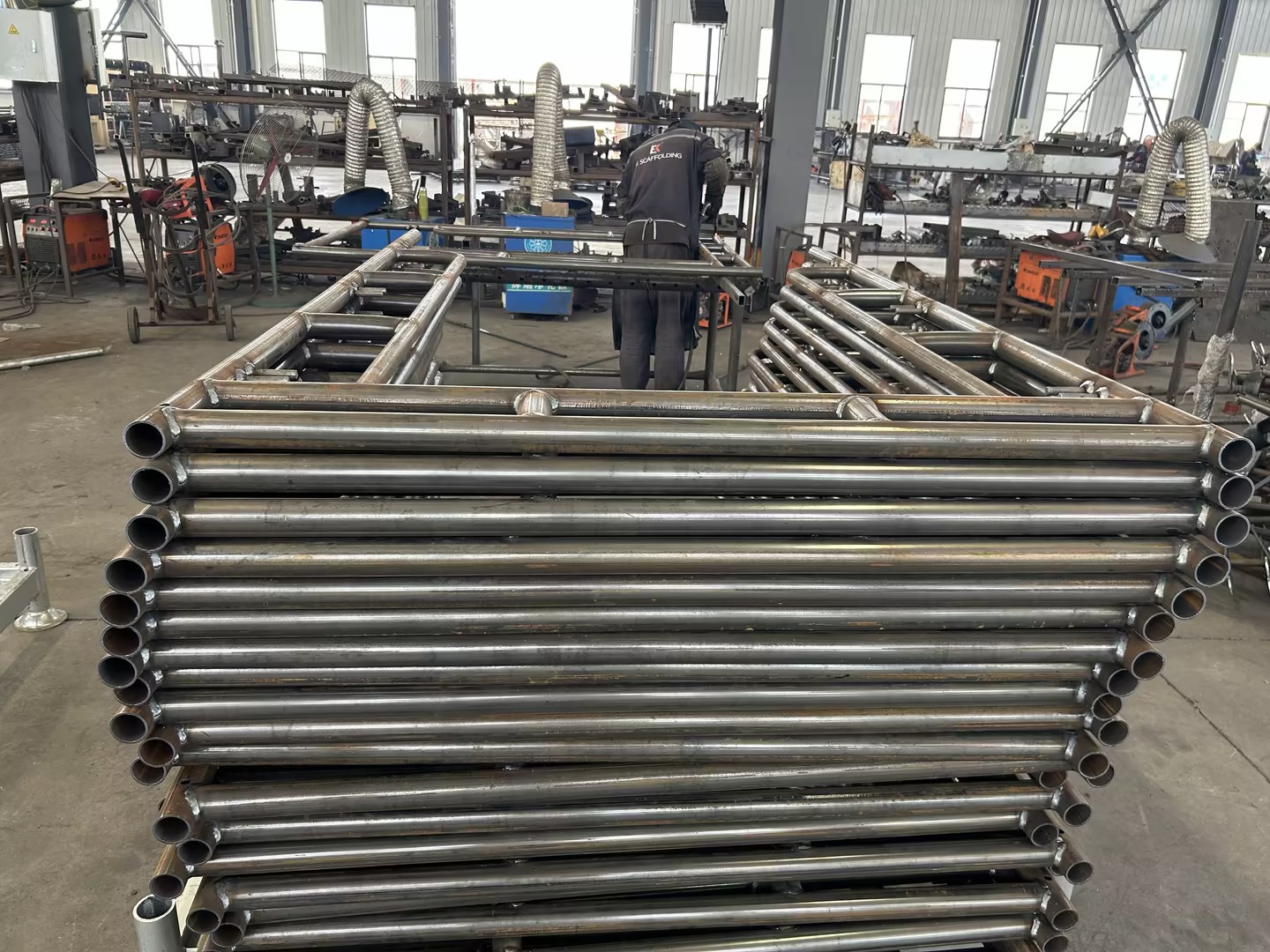 Berjalan melalui bingkai