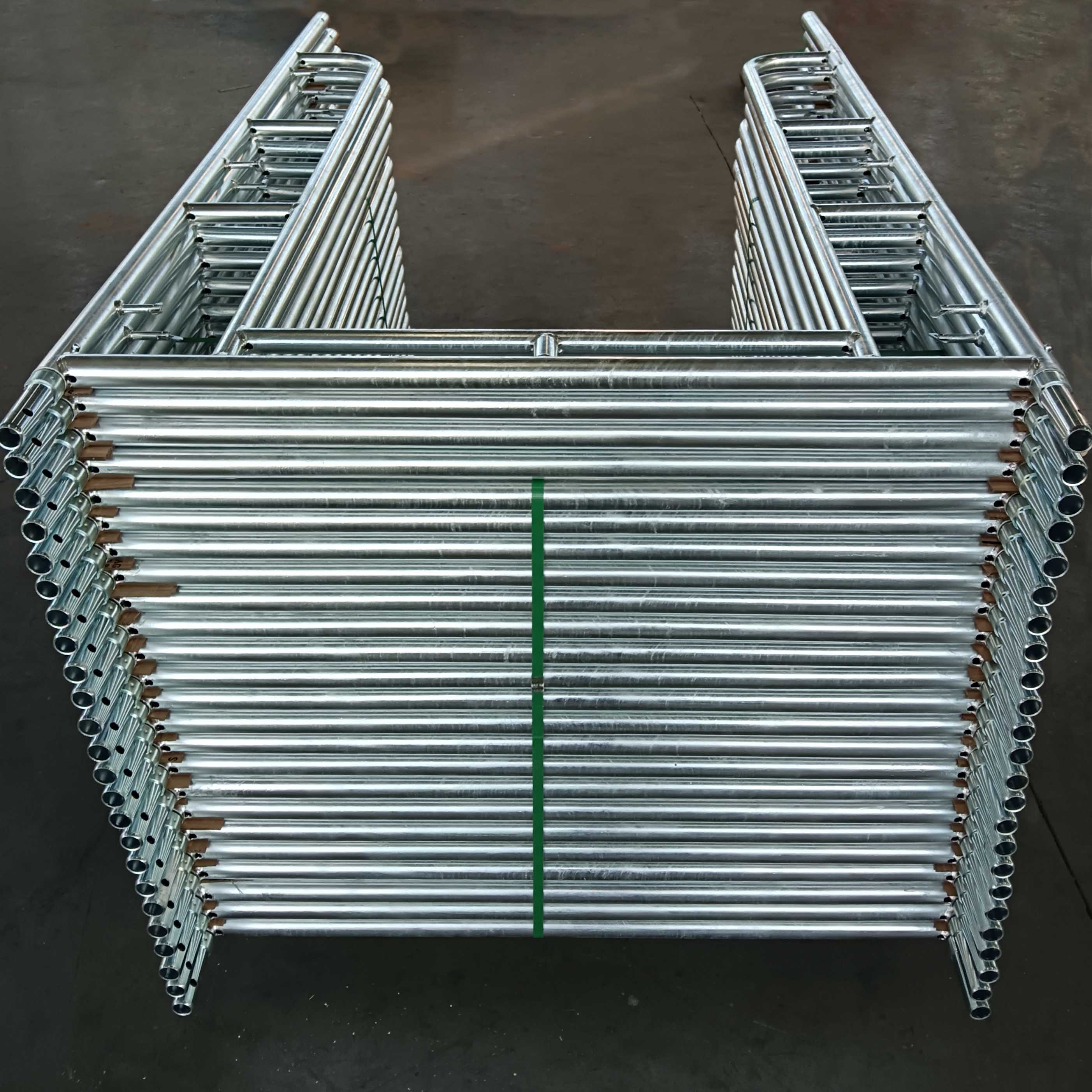 Berjalan melewati bingkai