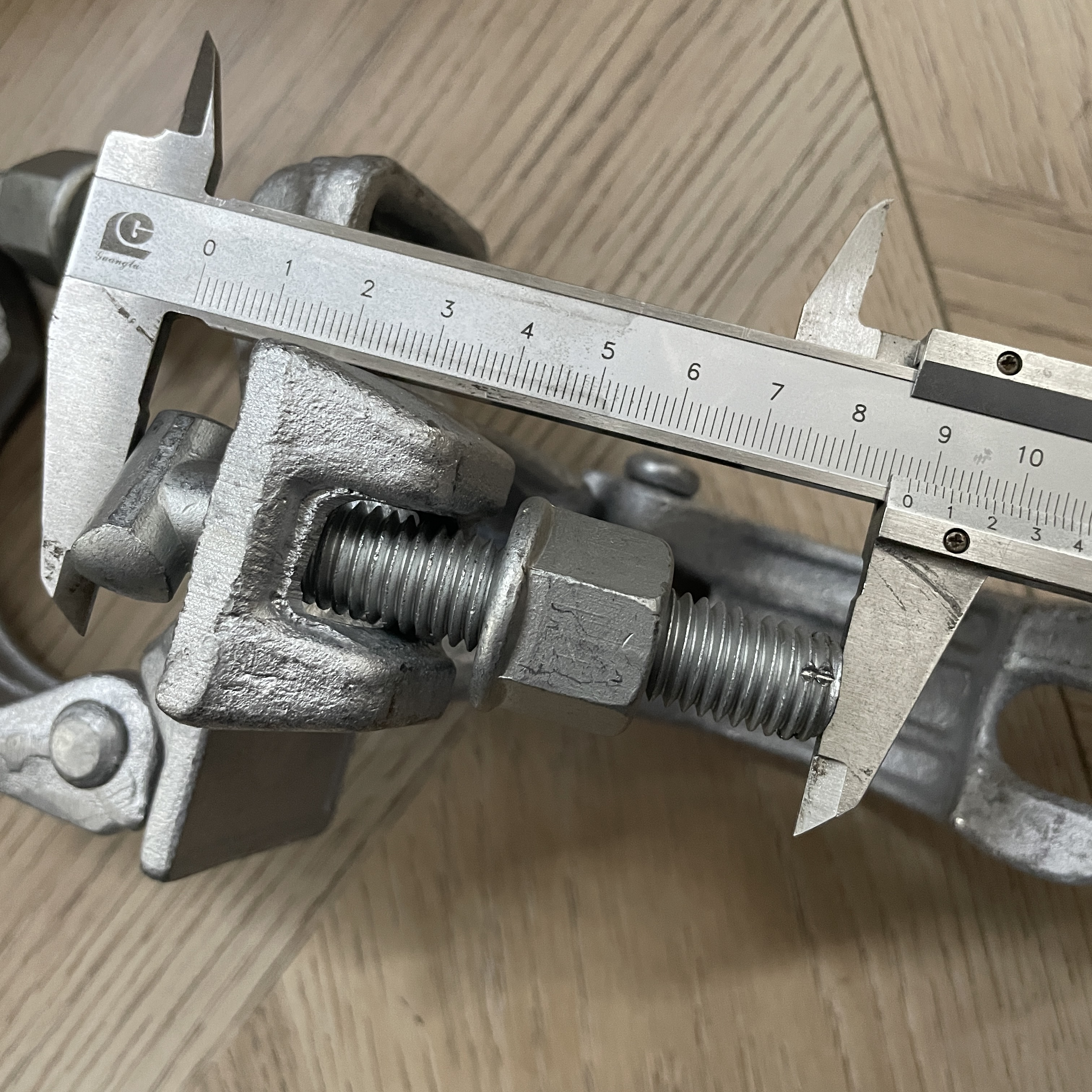 Penjepit Perancah berbentuk khusus 