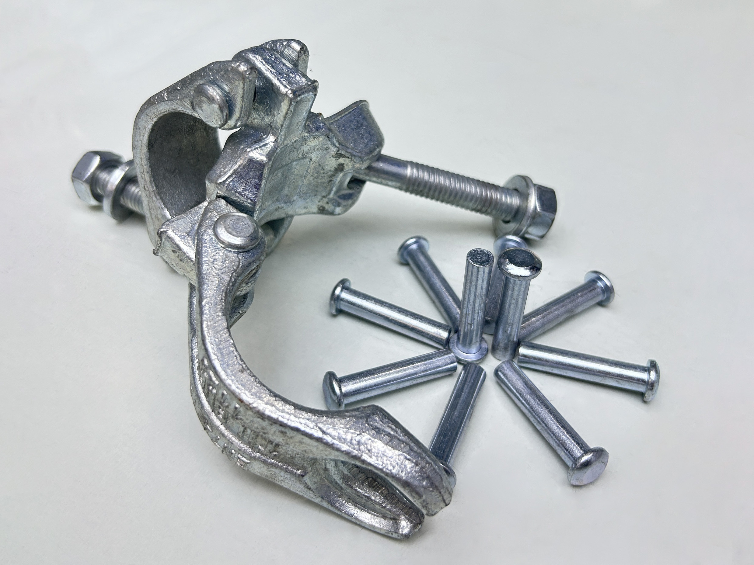 Paku keling dasar coupler ganda