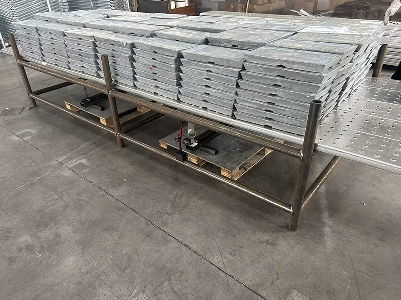 Deformasi dan perpindahan papan perancah tertutup sepanjang 4 meter di bawah beban 5,6 ton.