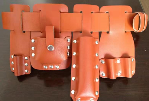 sabuk kulit yang kuat dengan header alat