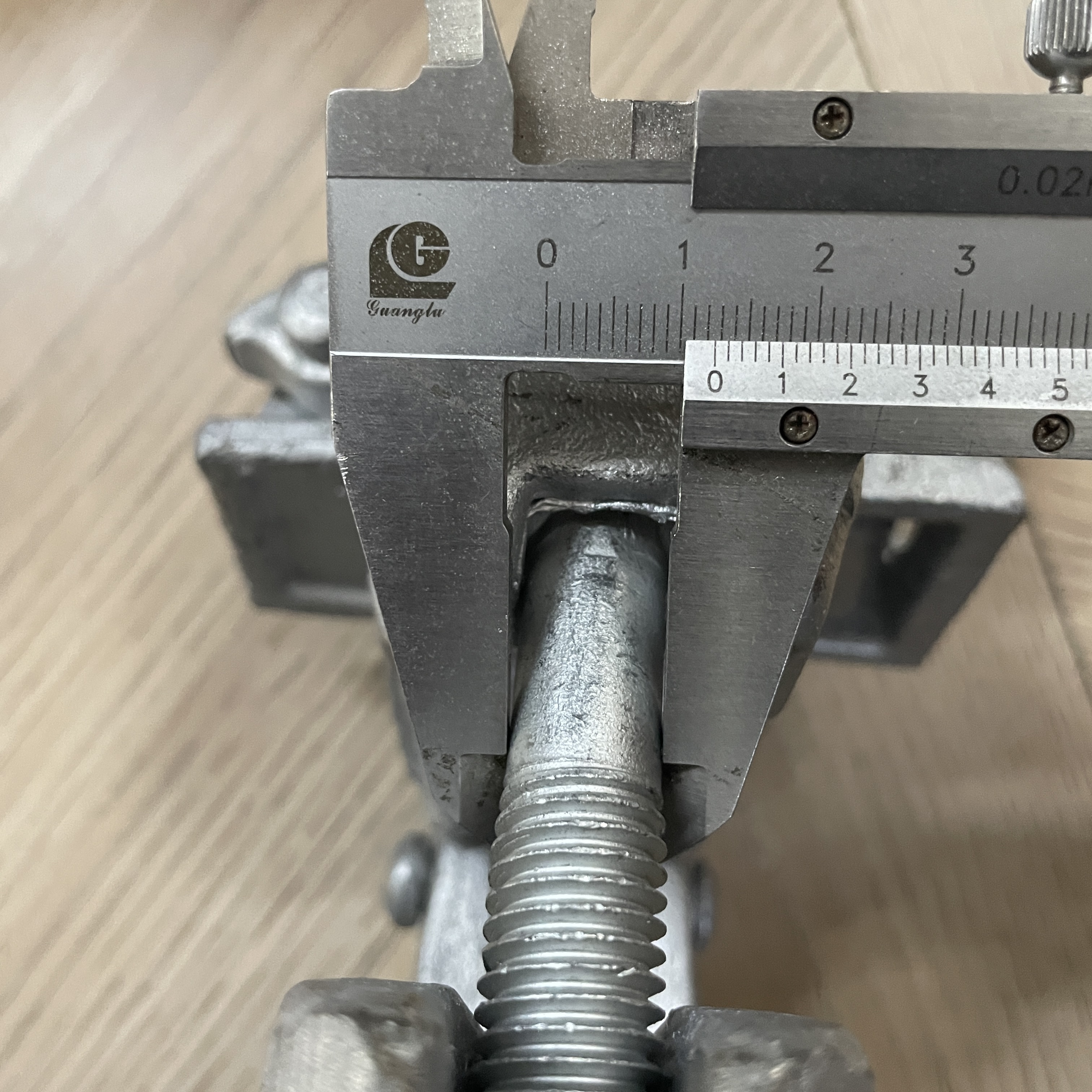 Penjepit Perancah berbentuk khusus 