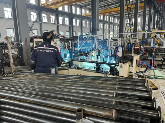 pengelasan tiang penopang yang dapat disesuaikan