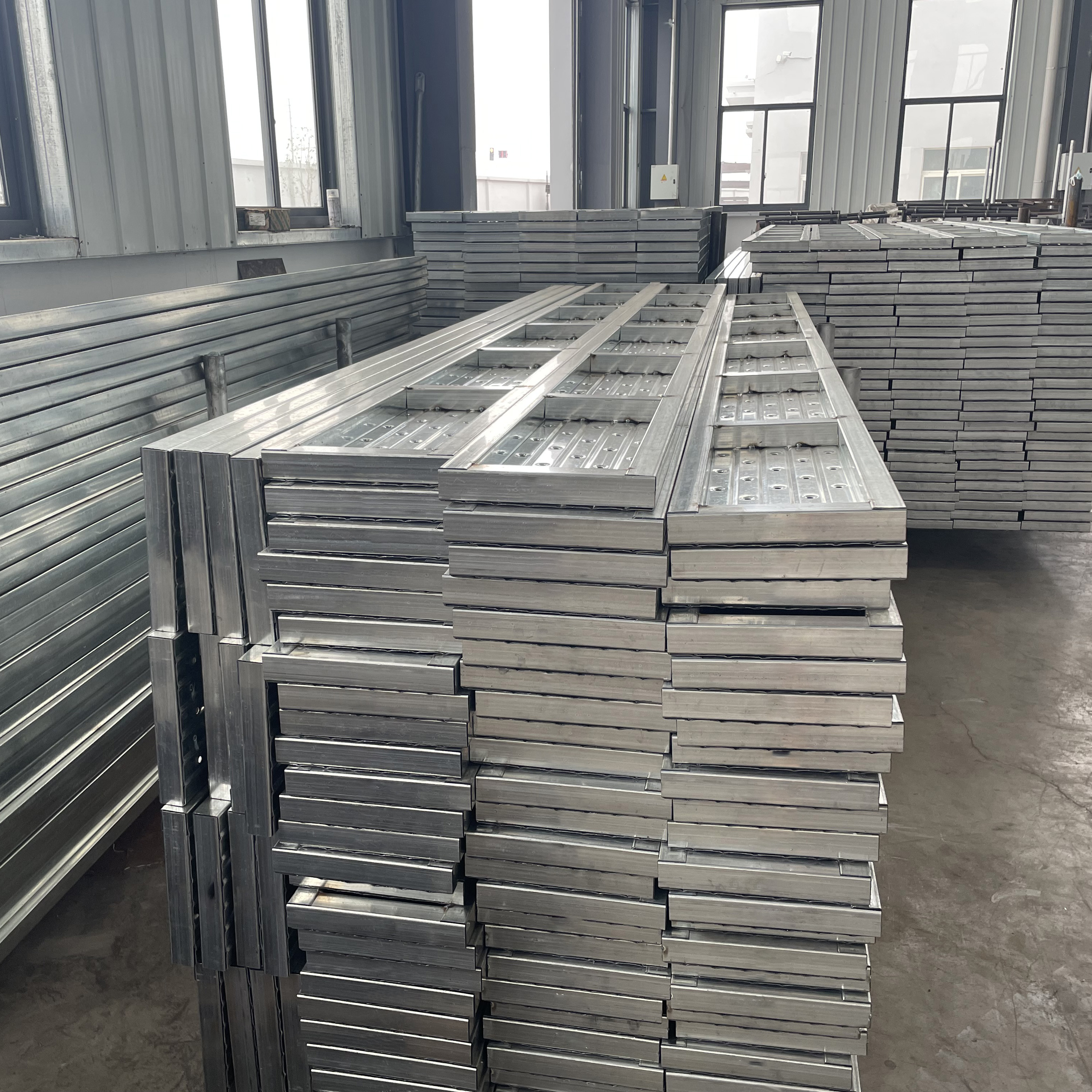 baja tertutup papan baja 