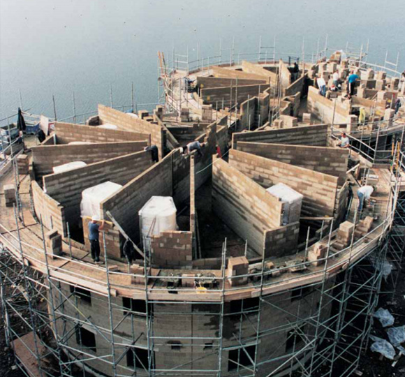 Cuplock untuk struktur melengkung