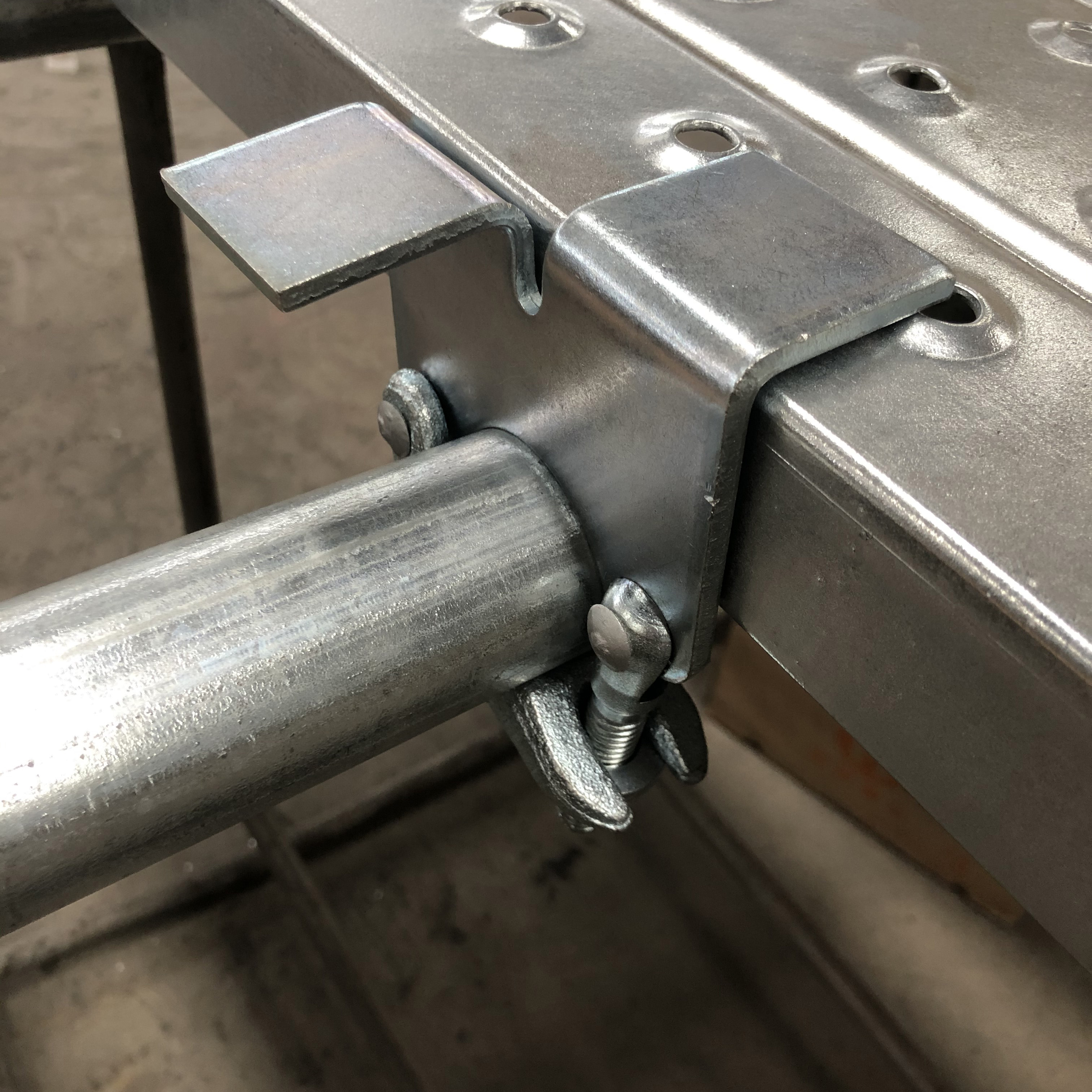 Jatuhkan coupler penahan papan ditempa