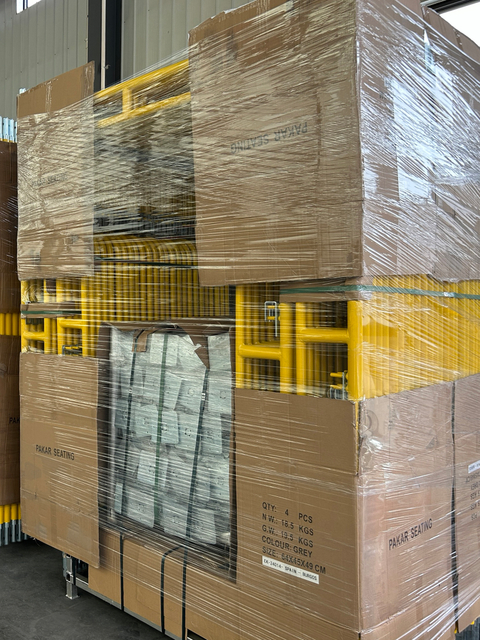 Kuning berjalan melalui bingkai