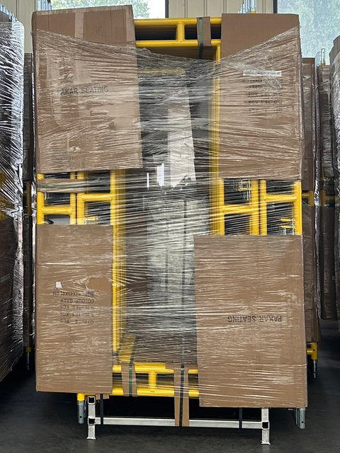 Kuning berjalan melalui bingkai