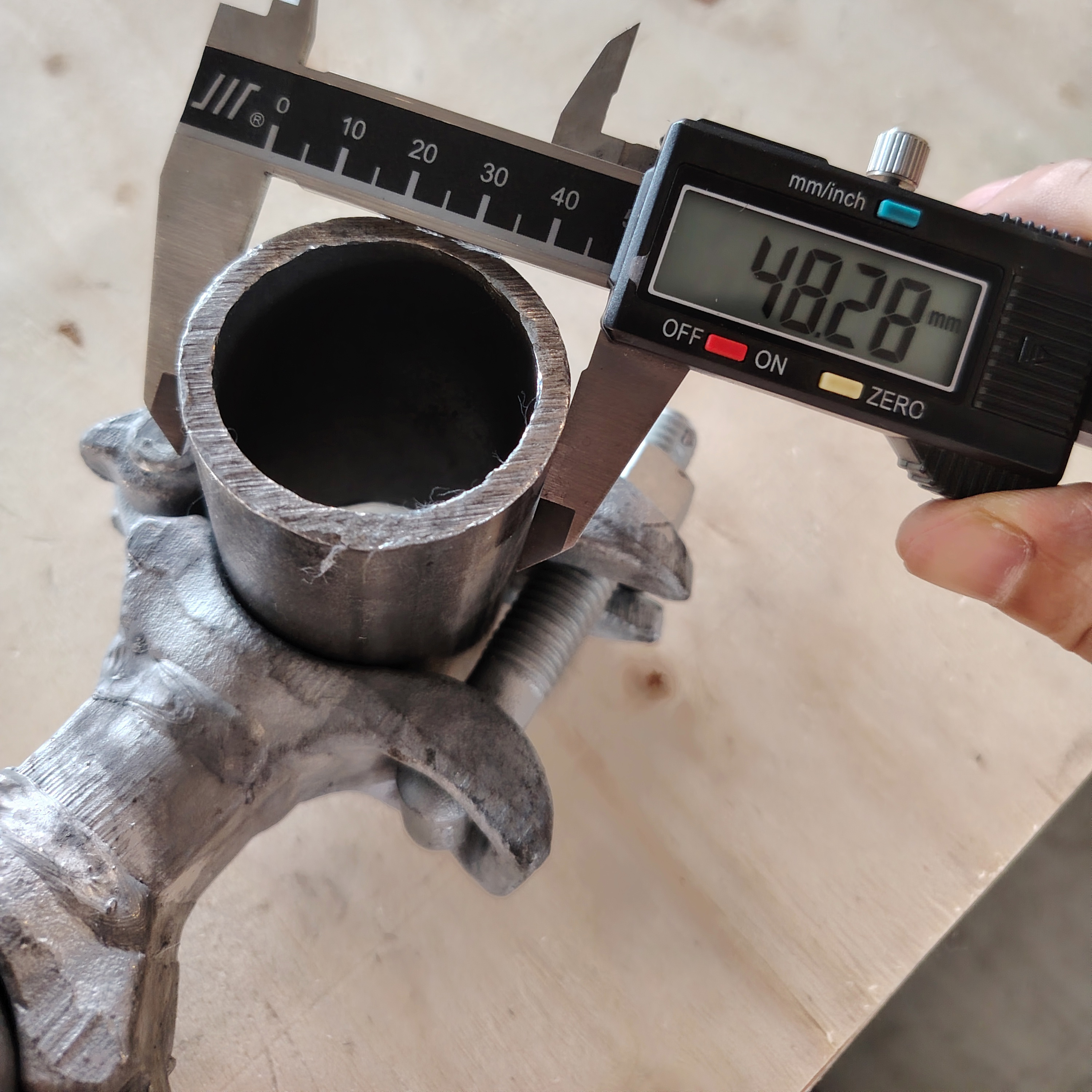 Coupler Jarak Penjepit Scaffolding berbentuk khusus - 98mm 