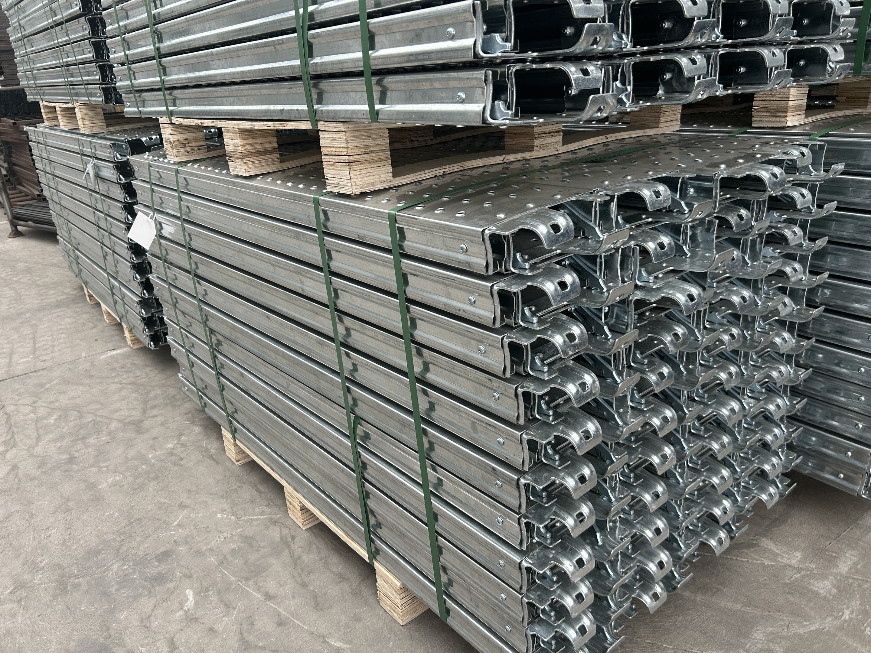 papan perancah dengan kait 