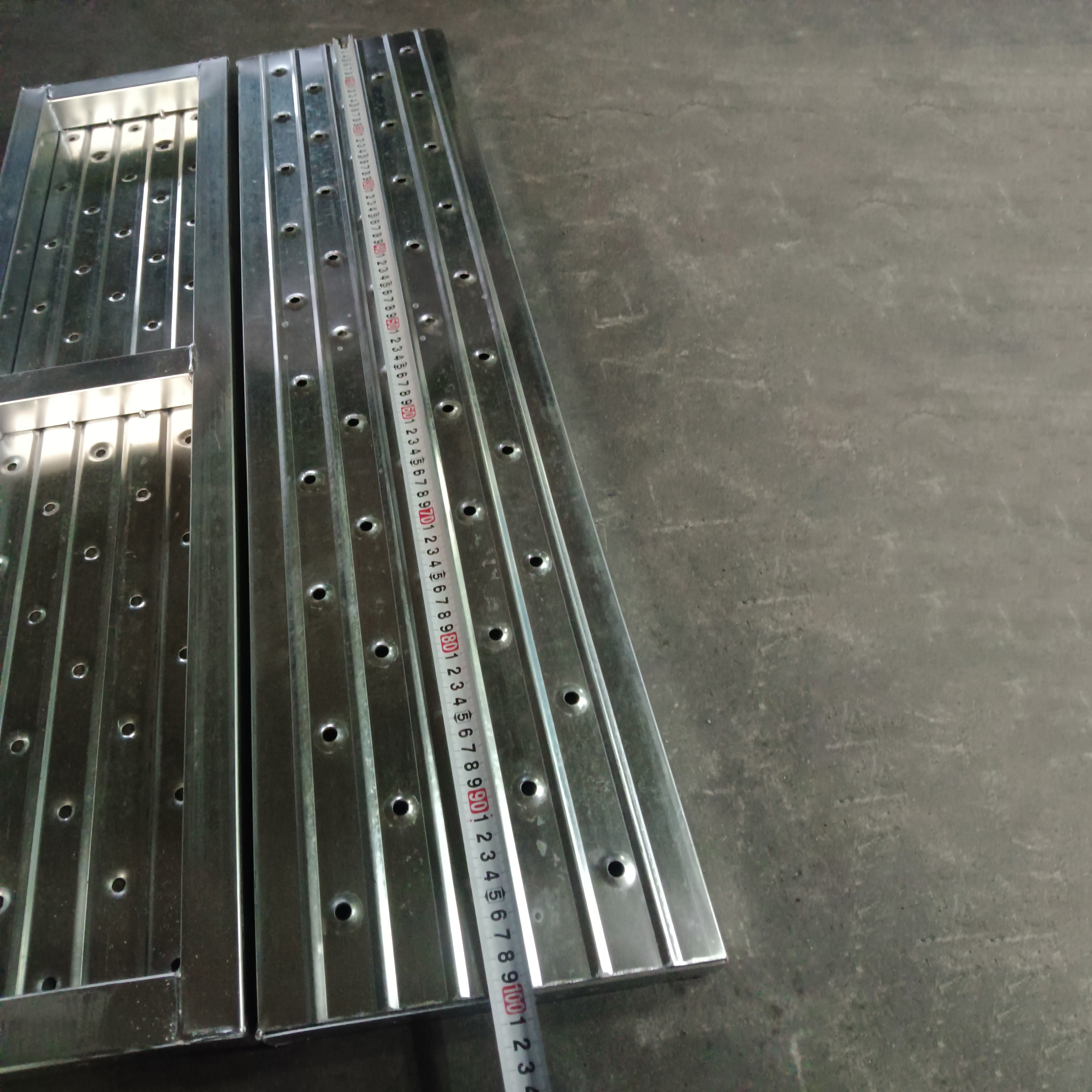 1,0m papan baja tertutup