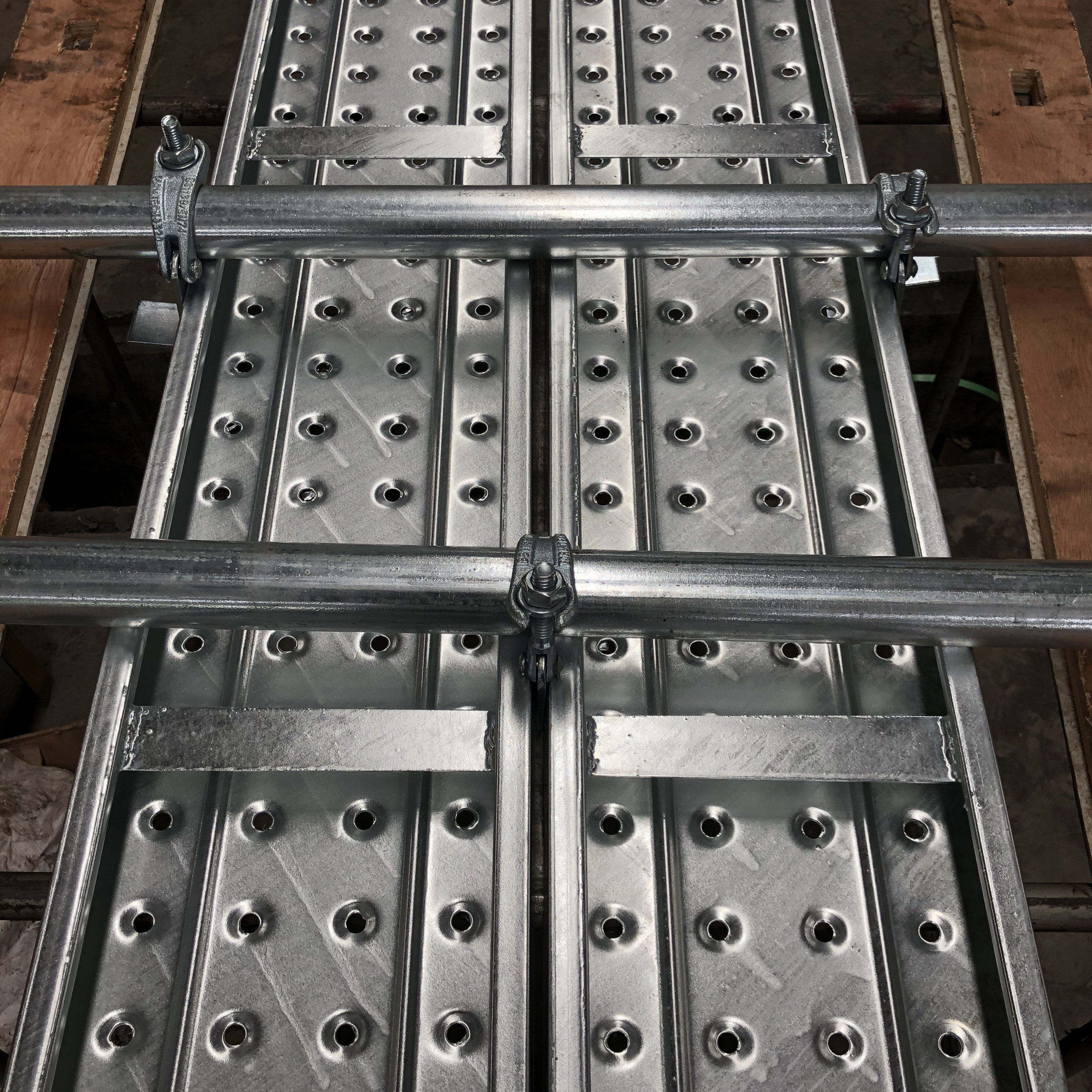 Coupler Penahan Papan Dikemas 