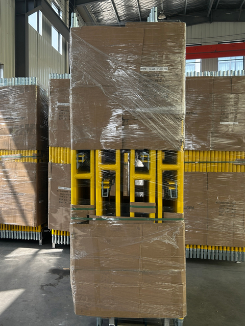 Kuning berjalan melalui bingkai