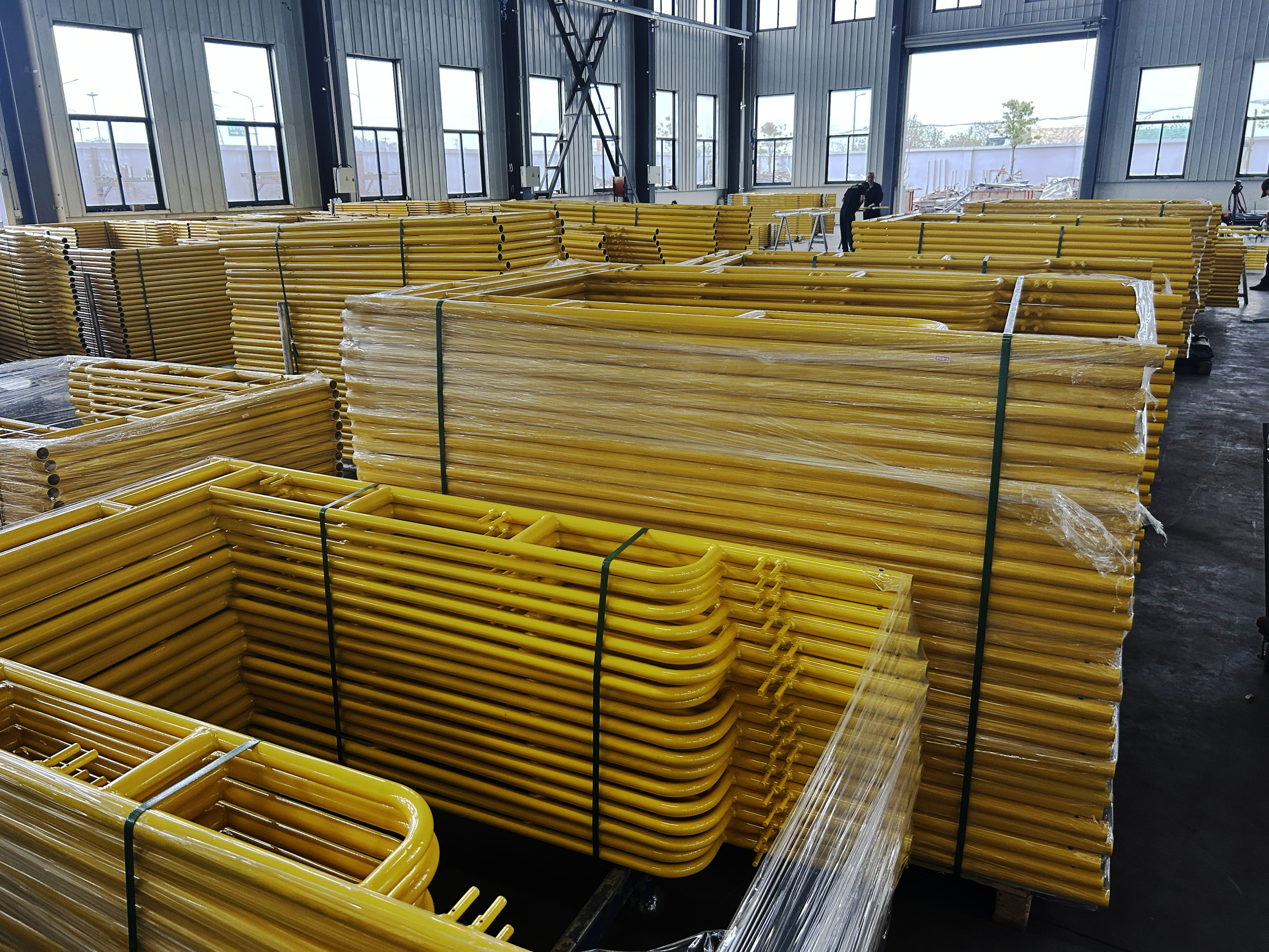 Bingkai berjalan berlapis bubuk melalui bingkai