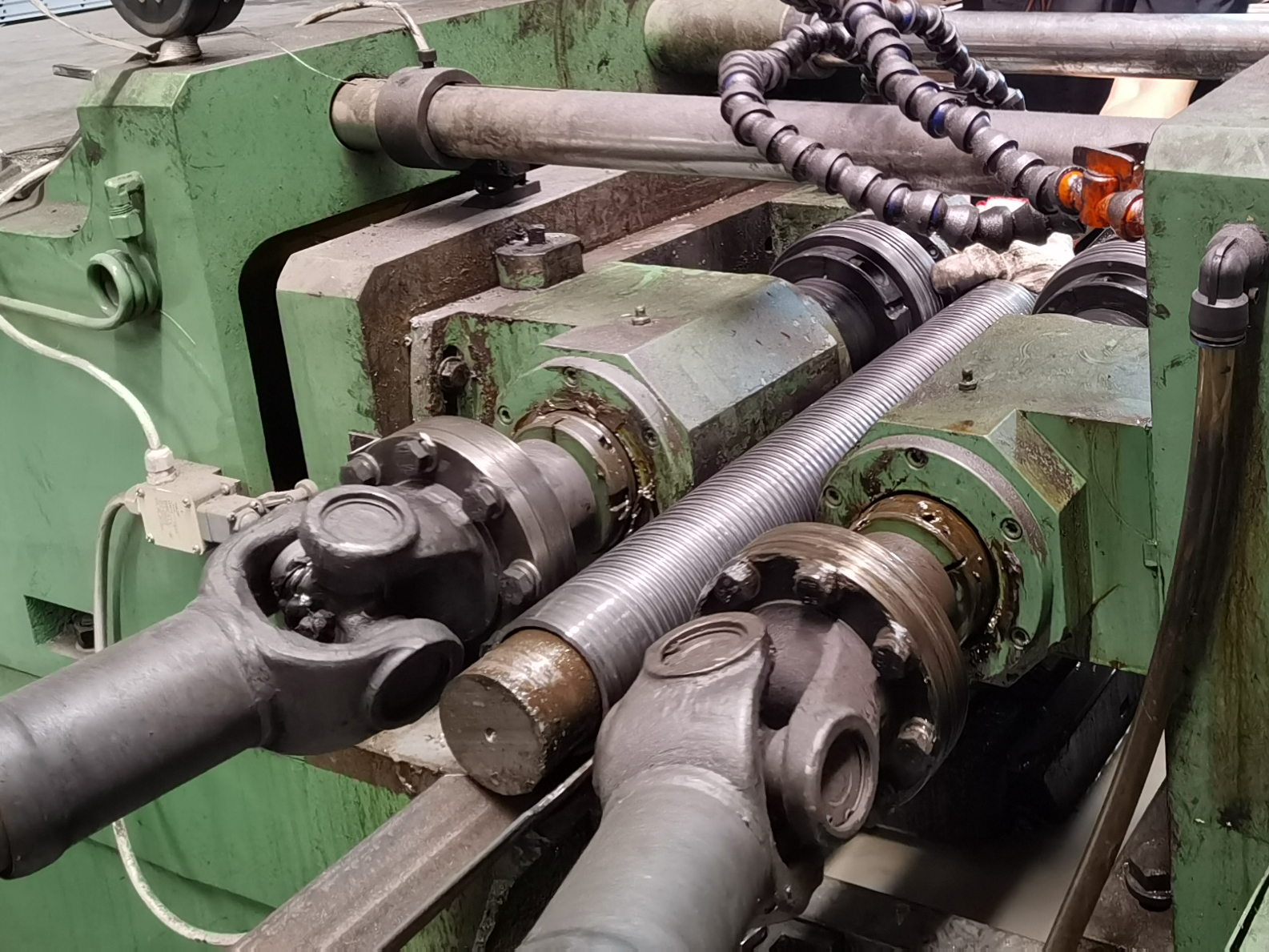 Pemesinan pipa baja halus ke dalam pipa baja berulir