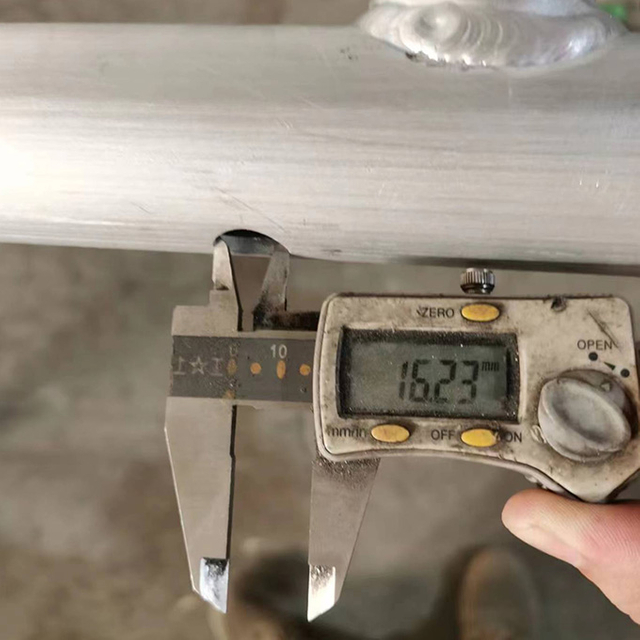 Balok kisi aluminium